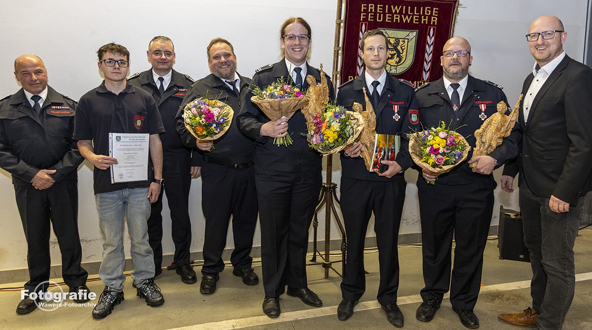 Gruppenbild mit Geehrten und Beförderten Kameraden